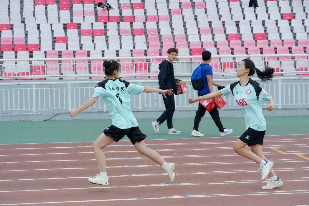 球队女运动员们在赛场上勇敢拼搏，赢得掌声