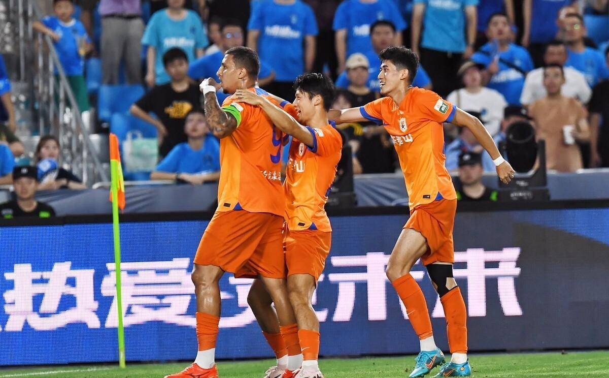 中超比赛场上角逐激烈，球队全力拼搏的简单介绍